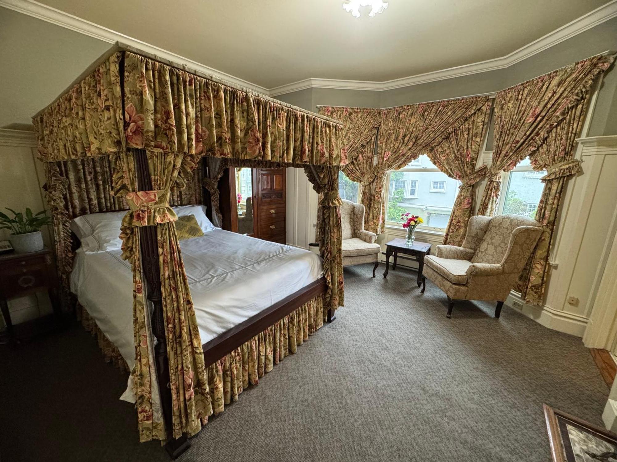 Nob Hill Bed and breakfast 3*